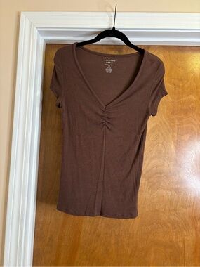 American Eagle Outfitters Brown V-Neck Ruched Short Sleeve Top
